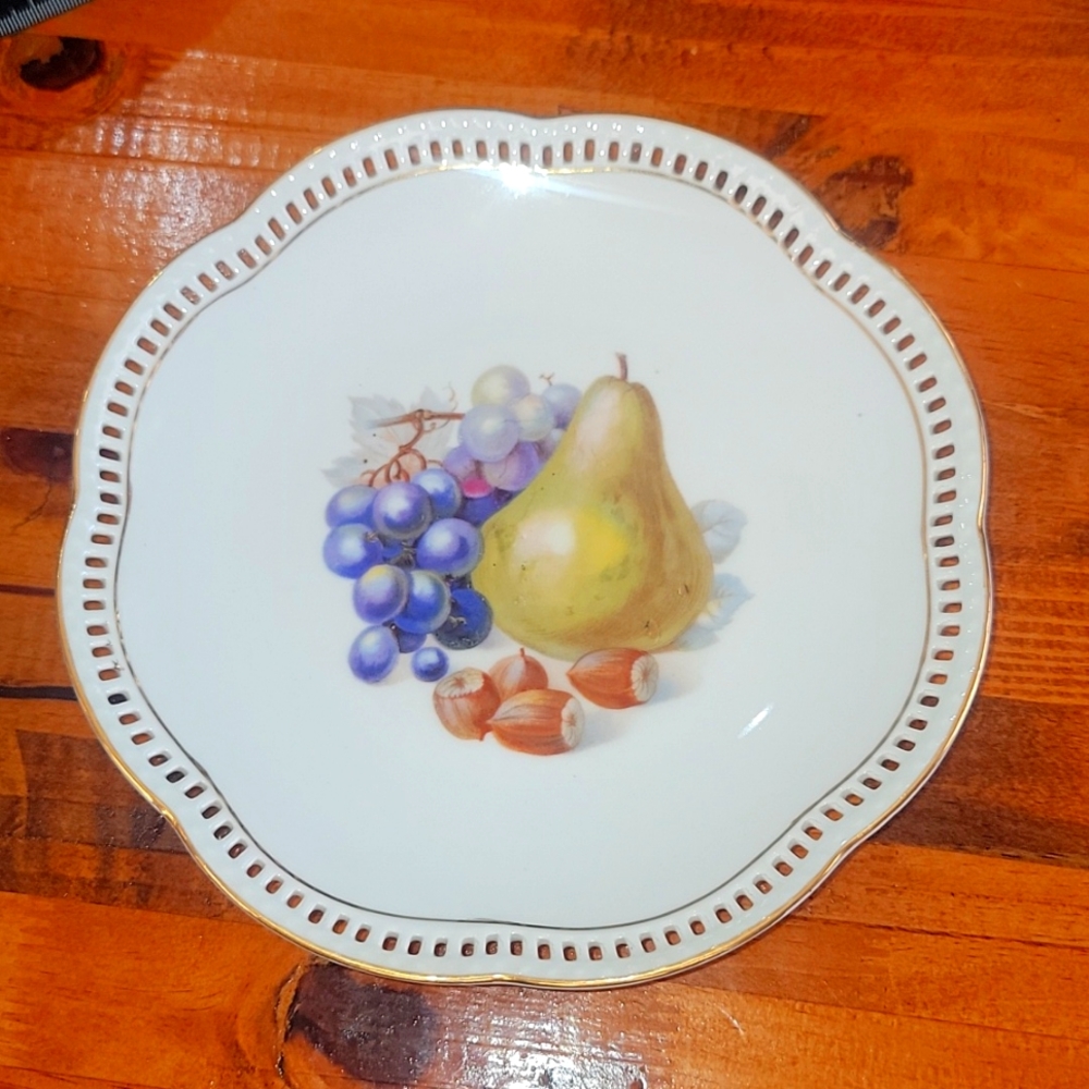 Schumann Arzberg Germany 7.75 in Pear & Grapes scalloped plate